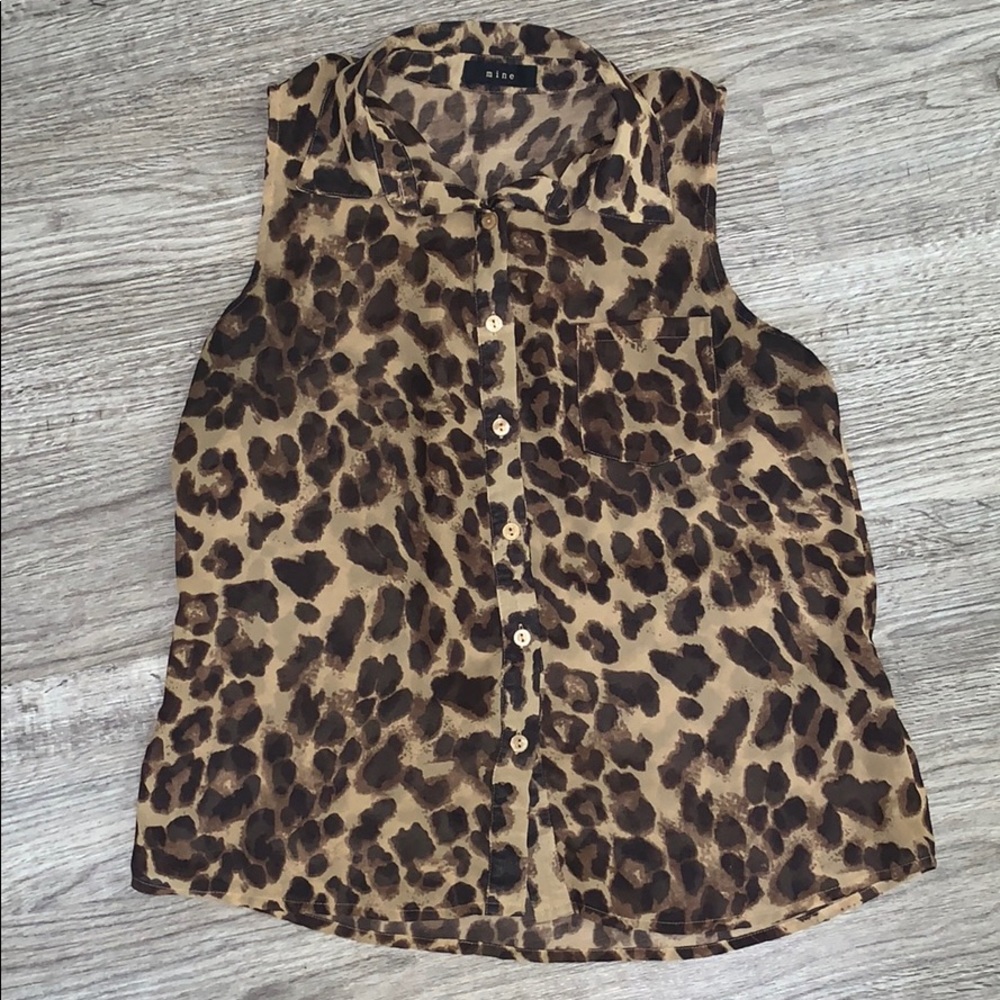 Leopard print sleeveless blouse